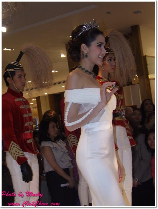 ชมพู่ อารยา ในงานCentral Anniversary Flower Extravaganza