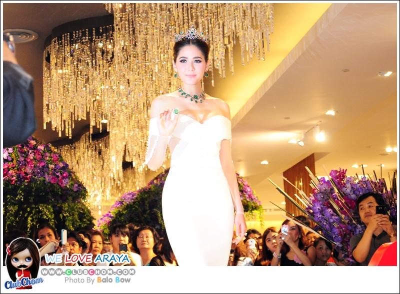 ชมพู่ อารยา ในงานCentral Anniversary Flower Extravaganza