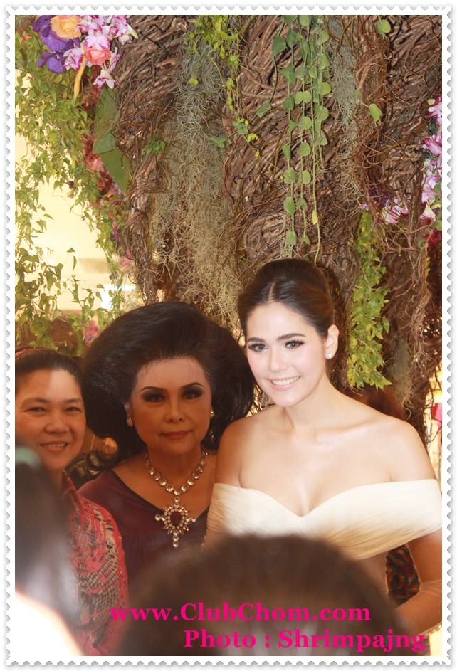 ชมพู่ อารยา ในงานCentral Anniversary Flower Extravaganza