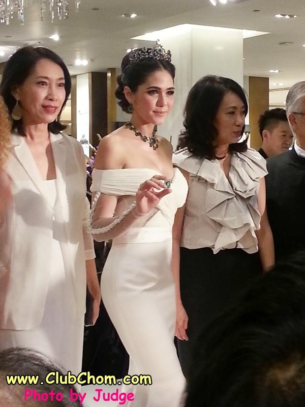 ชมพู่ อารยา ในงานCentral Anniversary Flower Extravaganza
