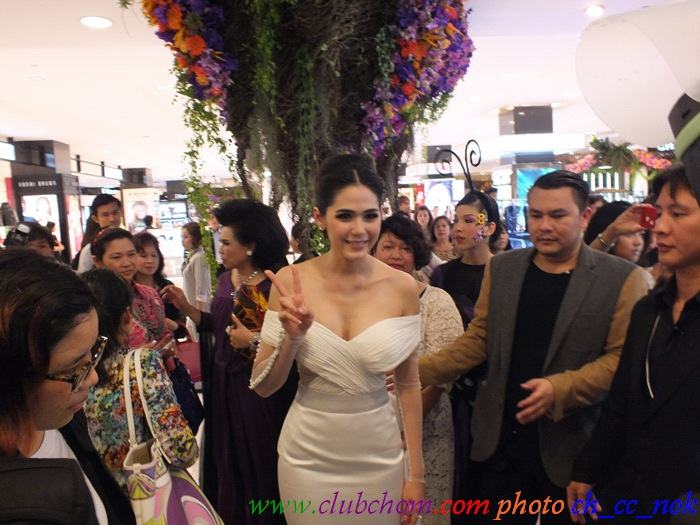 ชมพู่ อารยา ในงานCentral Anniversary Flower Extravaganza