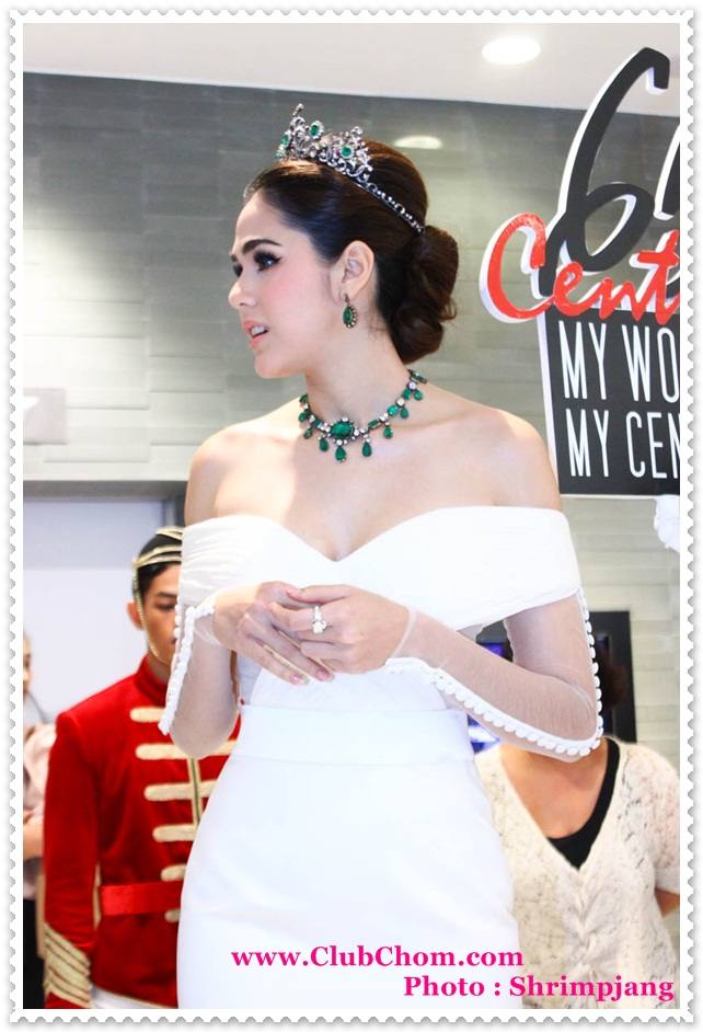ชมพู่ อารยา ในงานCentral Anniversary Flower Extravaganza