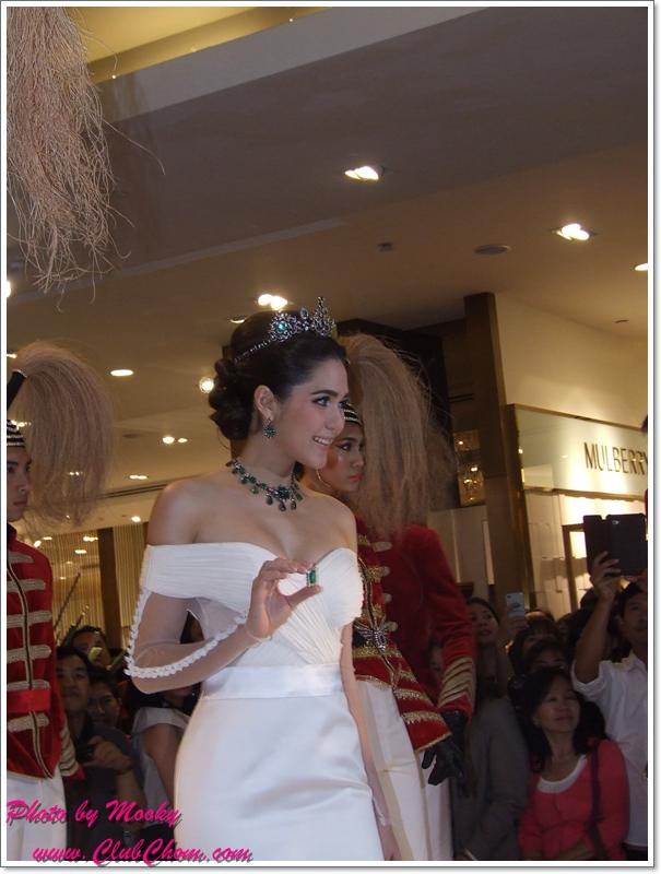 ชมพู่ อารยา ในงานCentral Anniversary Flower Extravaganza