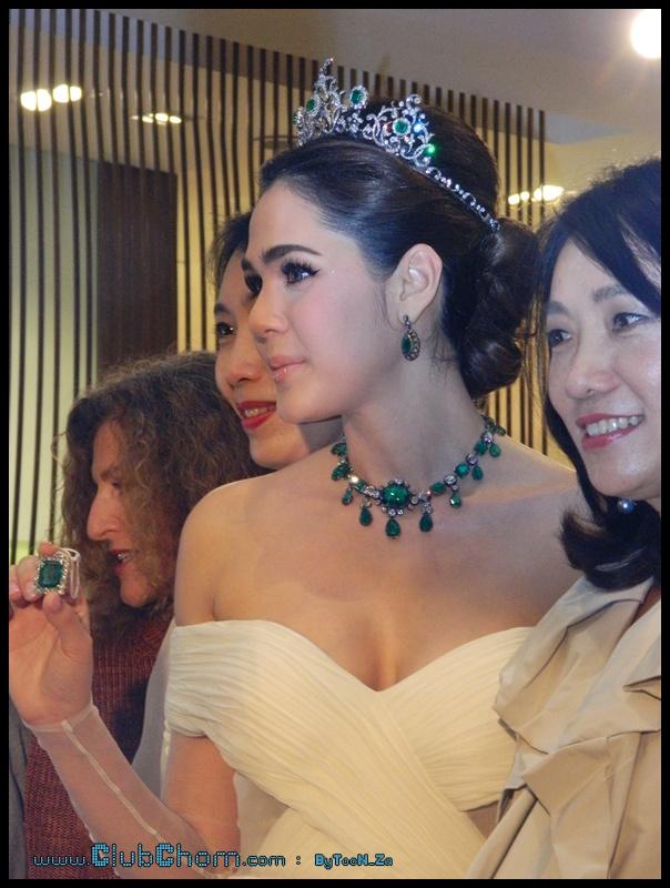 ชมพู่ อารยา ในงานCentral Anniversary Flower Extravaganza
