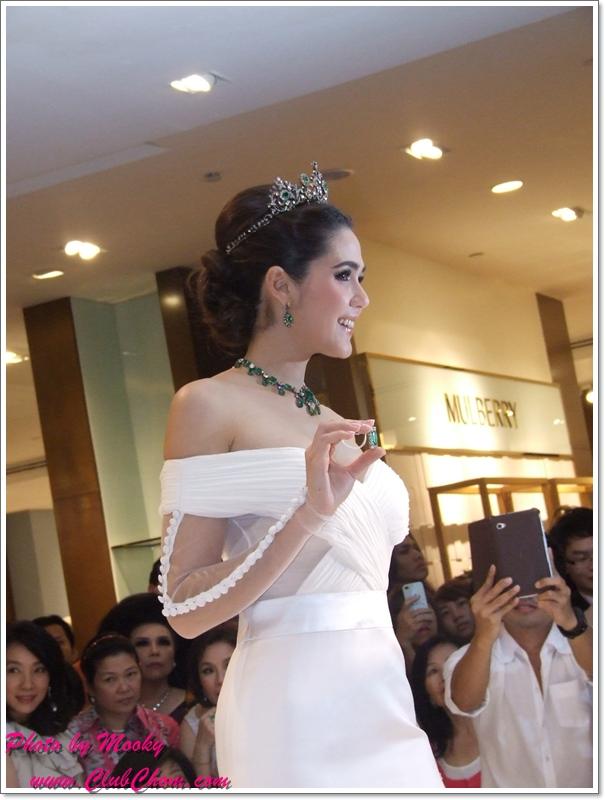 ชมพู่ อารยา ในงานCentral Anniversary Flower Extravaganza