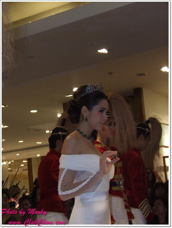 ชมพู่ อารยา ในงานCentral Anniversary Flower Extravaganza