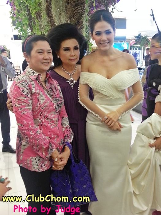 ชมพู่ อารยา ในงานCentral Anniversary Flower Extravaganza