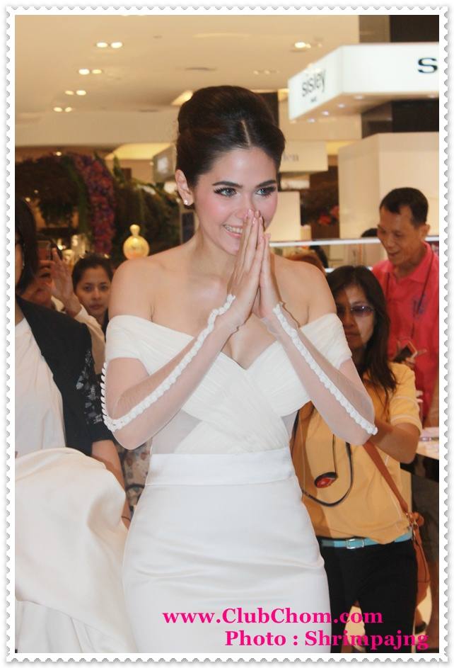 ชมพู่ อารยา ในงานCentral Anniversary Flower Extravaganza