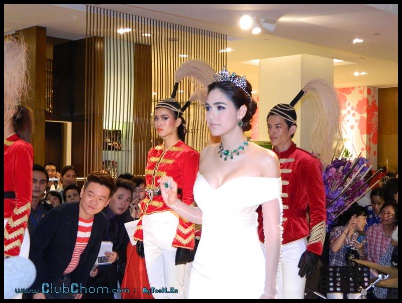 ชมพู่ อารยา ในงานCentral Anniversary Flower Extravaganza