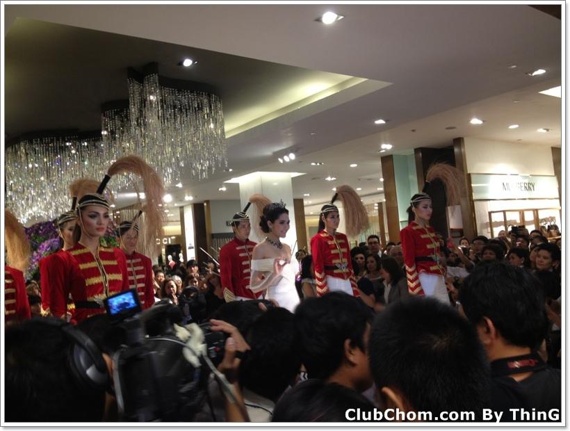 ชมพู่ อารยา ในงานCentral Anniversary Flower Extravaganza