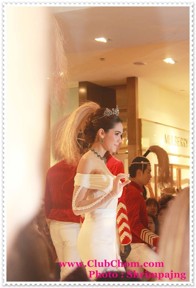 ชมพู่ อารยา ในงานCentral Anniversary Flower Extravaganza