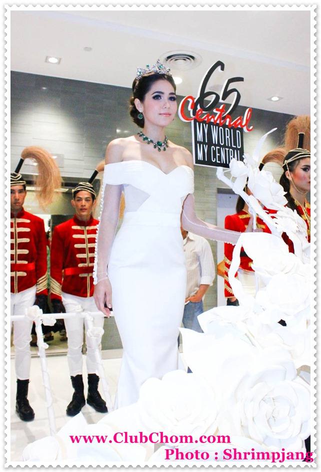 ชมพู่ อารยา ในงานCentral Anniversary Flower Extravaganza