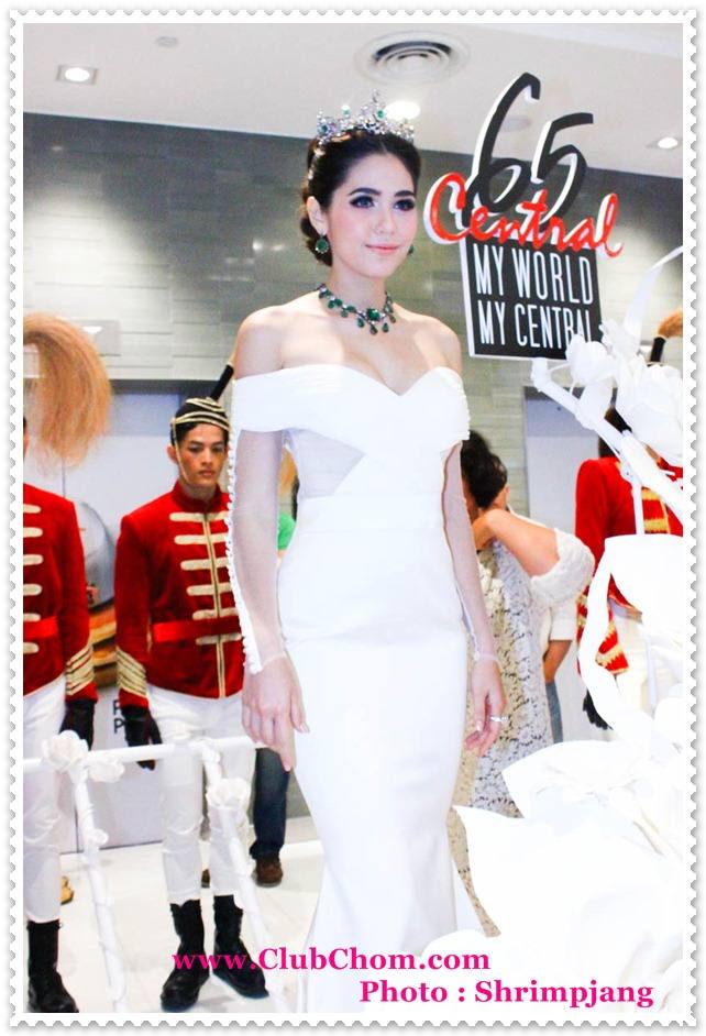 ชมพู่ อารยา ในงานCentral Anniversary Flower Extravaganza
