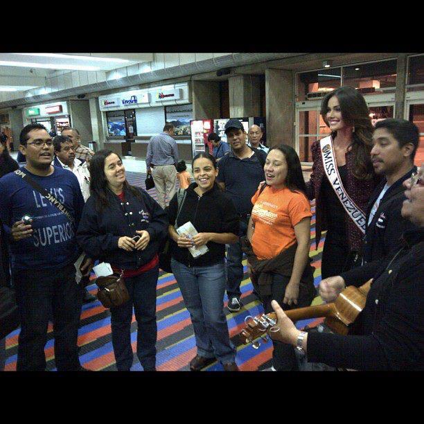 Miss Venezuela 2012 เดินทางถึง Miami แล้ว