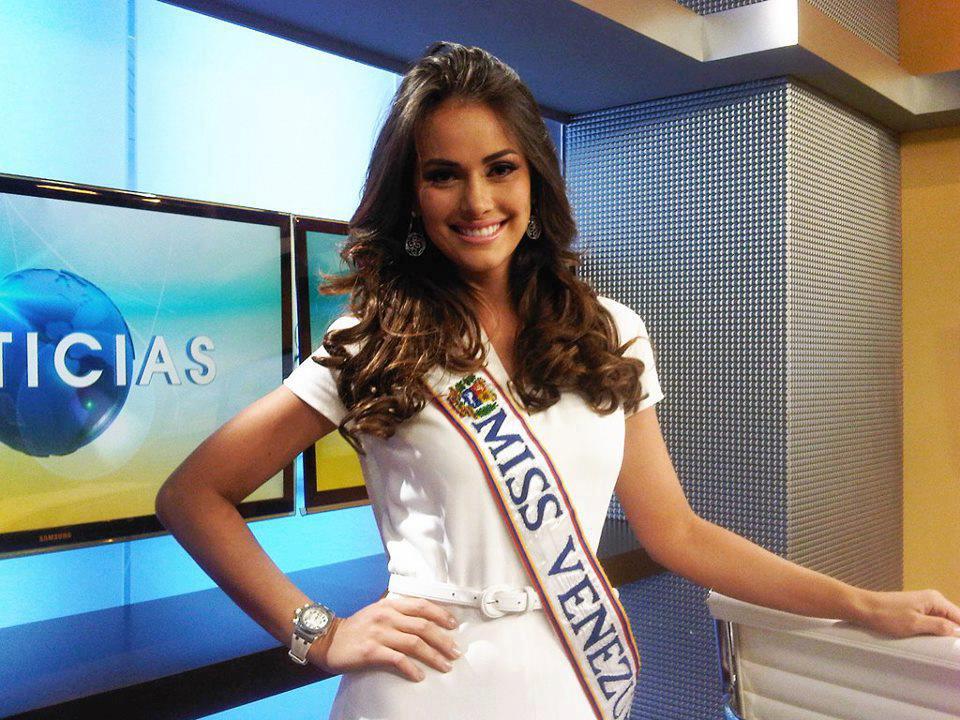 Miss Venezuela 2012 เดินทางถึง Miami แล้ว