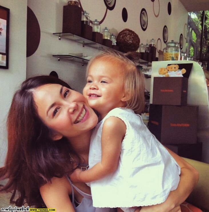 รูป สุดน่ารัก พอลล่าเเละครอบครัว