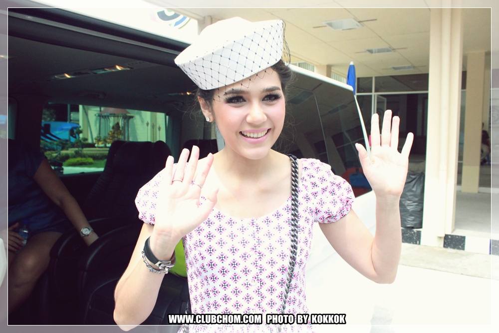 ชมพู่ อารยา  ในชุดสุดหวานน่ารัก