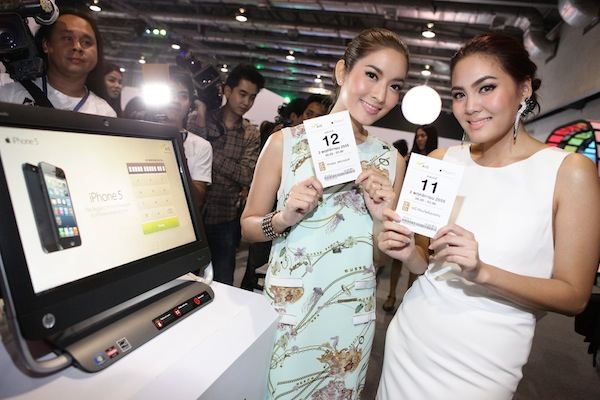 วนิดา & มุนินทร์ ในงานเปิดตัว iPhone5 ของ AIS