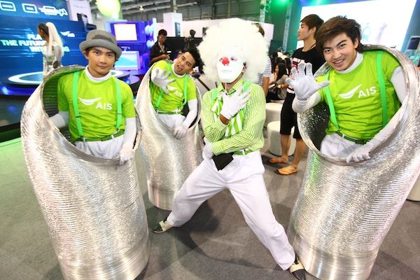วนิดา & มุนินทร์ ในงานเปิดตัว iPhone5 ของ AIS