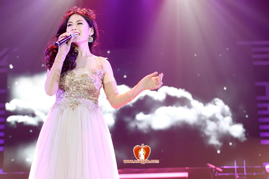 เฟย์ ฟาง สุดสง่าบนเวที