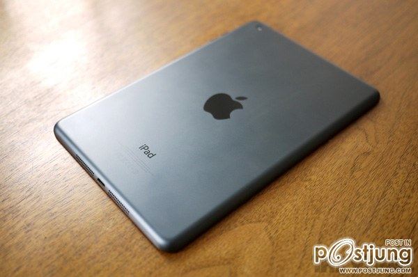 ด้านหลังตัวเครื่อง เป็นวัสดุเดียวกับ iPhone 5 (ไอโฟน 5) นั่นก็คือ anodized aluminum โดย iPad mini รุ