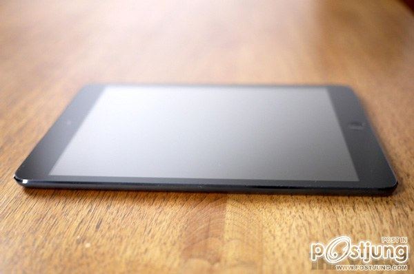 สำหรับ iPad mini รุ่น Wi-Fi นั้น ด้านซ้ายของตัวเครื่อง เป็นผิวเรียบๆ ครับ ไม่มีปุ่ม หรือพอร์ตอื่นๆ