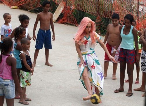 Lady Gaga ใจบุญ ควัก 30 ล้าน ช่วยผู้ประสบภัย-เตะบอลกับเด็กสลัม
