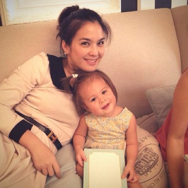พอลล่ากับธัญญ่า  คุณแม่ยิ้มสวย ><