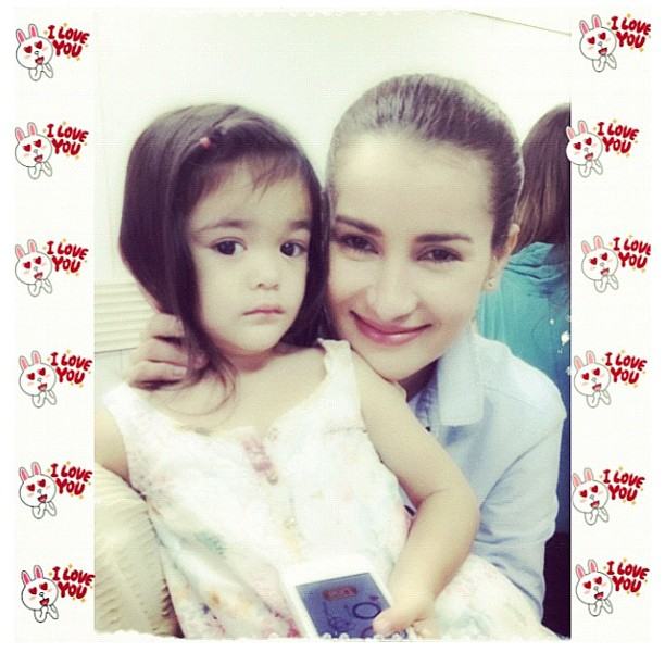 พอลล่ากับธัญญ่า  คุณแม่ยิ้มสวย ><