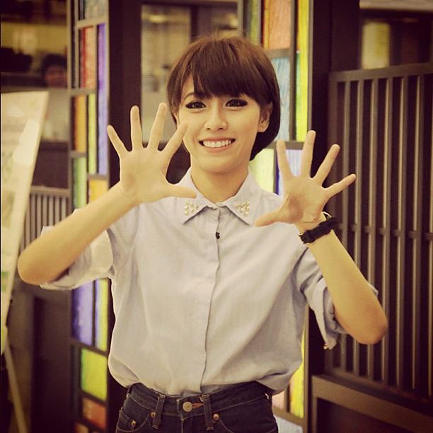 แอปเปิ้ล สีสะเหงี่ยน ไฮโซสาวลาว น่ารักซะ
