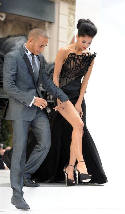 สาวกหนุ่มใส่สูท ๐๐