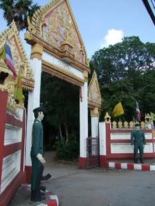 ฮือฮา! พระปั้นรูปทหารโบราณหน้าซุ้มประตูวัดแทนรูปยักษ์