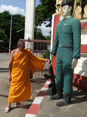 ฮือฮา! พระปั้นรูปทหารโบราณหน้าซุ้มประตูวัดแทนรูปยักษ์