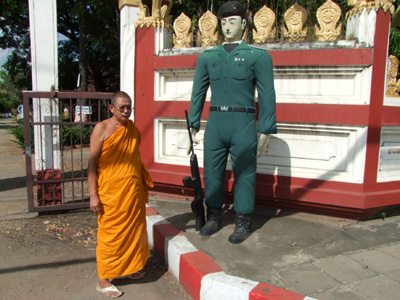 ฮือฮา! พระปั้นรูปทหารโบราณหน้าซุ้มประตูวัดแทนรูปยักษ์