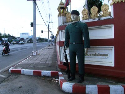 ฮือฮา! พระปั้นรูปทหารโบราณหน้าซุ้มประตูวัดแทนรูปยักษ์