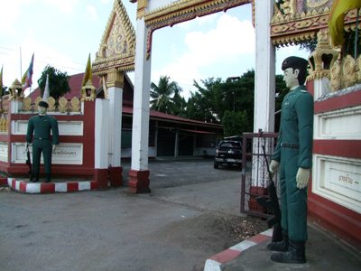 ฮือฮา! พระปั้นรูปทหารโบราณหน้าซุ้มประตูวัดแทนรูปยักษ์