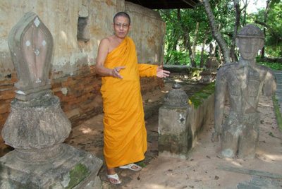 ฮือฮา! พระปั้นรูปทหารโบราณหน้าซุ้มประตูวัดแทนรูปยักษ์