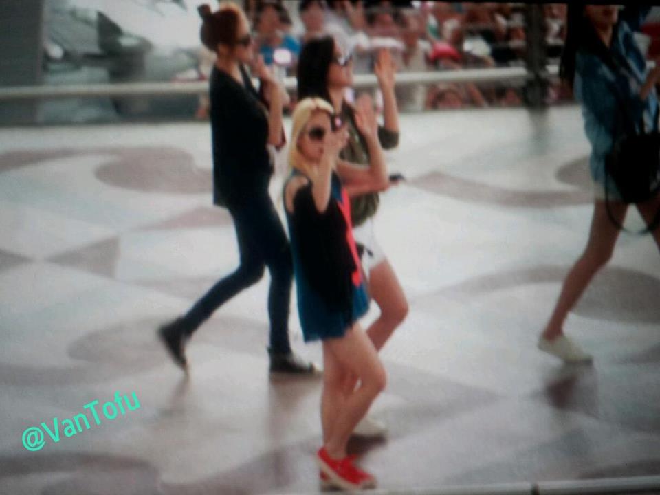 snsd มาแล้ว @ ที่สนามบินสุวรรณภูมิ  แต่งตัวเริ่ดมาก สมกับ เป็น I dol asian