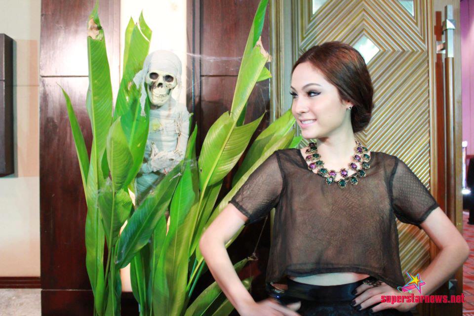 "ขวัญ อุษามณี" สวย เซ็กซี่ในชุดสีดำ