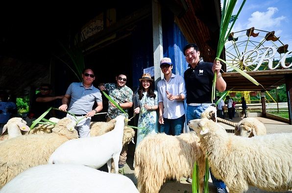 “หนึ่ง ETC” ควง “จอย ชลธิชา” พาทัวร์ชมบรรยากาศสุดโรแมนติก ณ “The Scenery Vintage Farm”