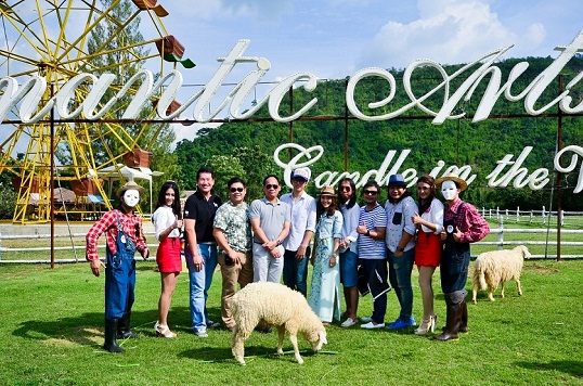 “หนึ่ง ETC” ควง “จอย ชลธิชา” พาทัวร์ชมบรรยากาศสุดโรแมนติก ณ “The Scenery Vintage Farm”
