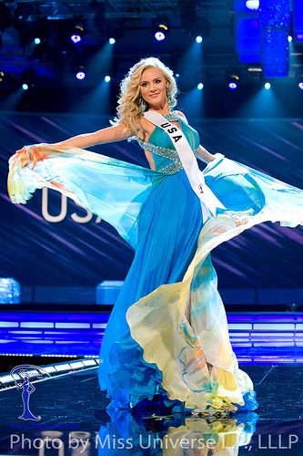ใครสวิงราตรีไดเริ่ดที่สุดใน Miss Universe Evening Gown