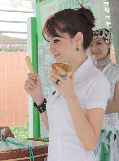 ขวัญ อุษามณี ในชุดนักศึกษาค่ะ น่ารักมากกกก^__^