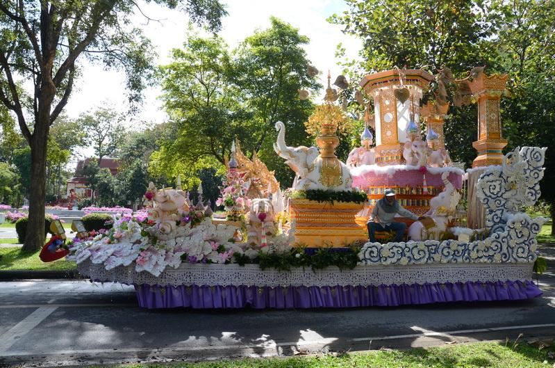 รถกระทงใหญ่ มช. ในงานยี่เป็งเชียงใหม่ 2555