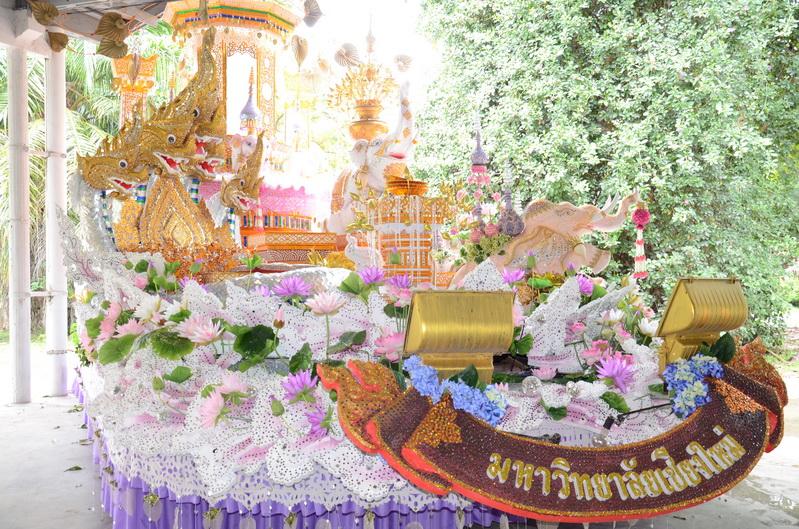 รถกระทงใหญ่ มช. ในงานยี่เป็งเชียงใหม่ 2555