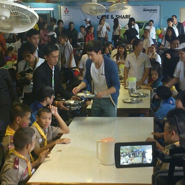 น่ารัก นิชคุณ นำแฟนคลับ เลี้ยงอาหารเด็กพิการ ปากเกร็ด