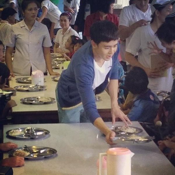 น่ารัก นิชคุณ นำแฟนคลับ เลี้ยงอาหารเด็กพิการ ปากเกร็ด