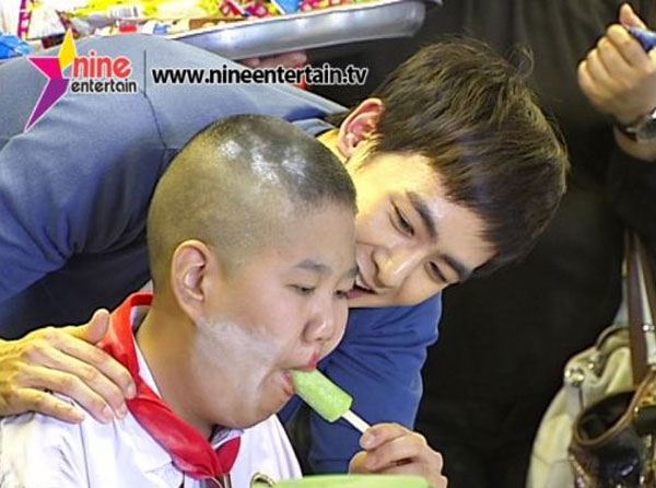 น่ารัก นิชคุณ นำแฟนคลับ เลี้ยงอาหารเด็กพิการ ปากเกร็ด