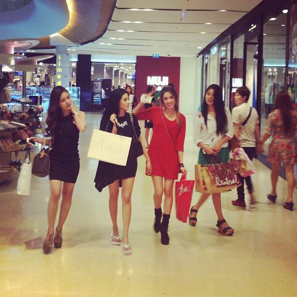 ส่อง ใบเตย อาร์ สยาม เจ้าแม่แฟชั่น icon style high class สุดหรู เดิน ห้าง กับ เพื่อนๆ
