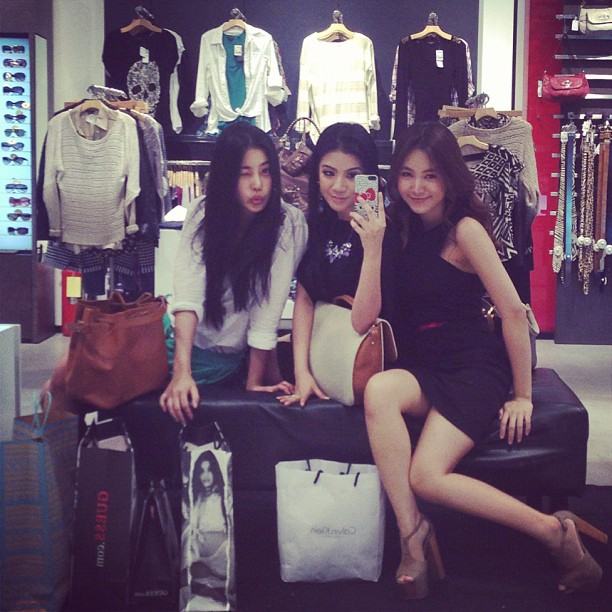 ส่อง ใบเตย อาร์ สยาม เจ้าแม่แฟชั่น icon style high class สุดหรู เดิน ห้าง กับ เพื่อนๆ